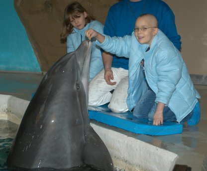 Giannina mit Schwester Cheleesa beim Delfinfttern