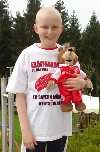 Strahlemaennchen uberreicht ein T-Shirt vom FC Bayern Mnchen mit Autogramm von Oliver Kahn