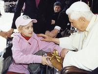 Laura überreicht Papst Benedikt XVI. einen echten Attendorner Ostersemmel